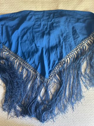 Mantoncillo azul con flecos