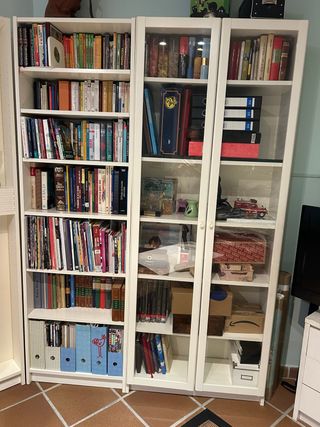 Scaffale Billy Ikea in legno e vetro