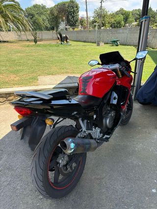 Hyosung GT250R Roja y Negra