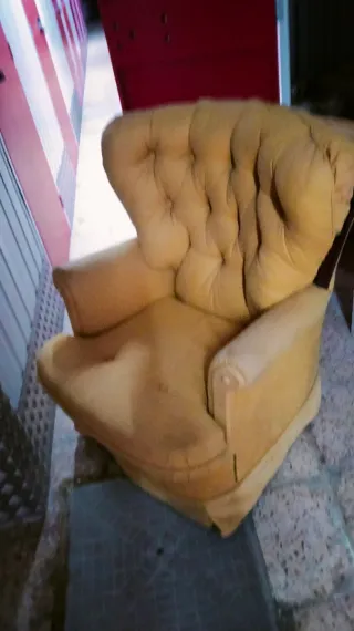 Butaca amarilla de tela