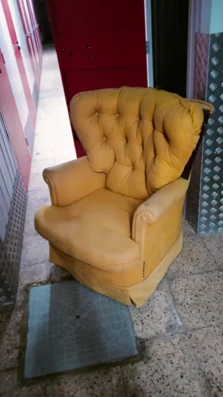 Butaca amarilla de tela