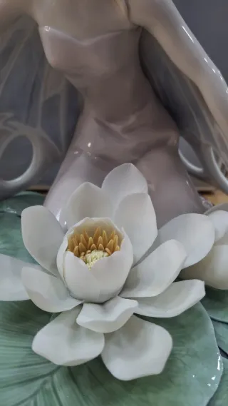 Preciosa Ninfa Lladró Flores Loto