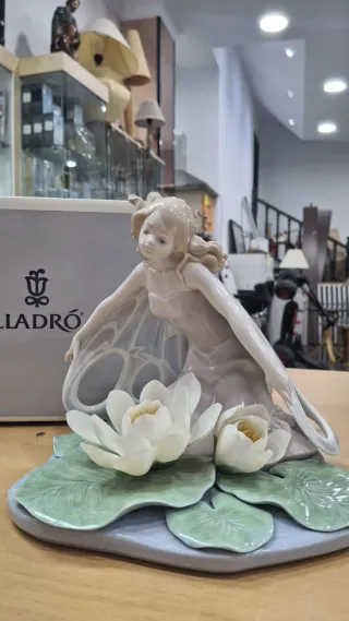 Preciosa Ninfa Lladró Flores Loto