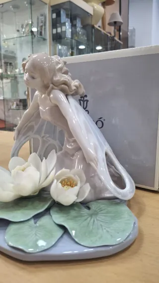 Preciosa Ninfa Lladró Flores Loto