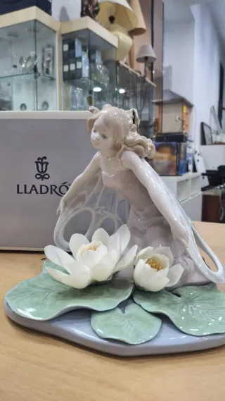 Preciosa Ninfa Lladró Flores Loto