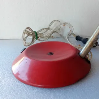 Lampada da tavolo rossa in metallo