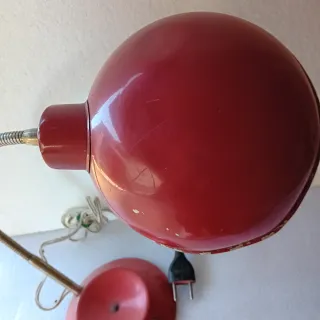 Lampada da tavolo rossa in metallo