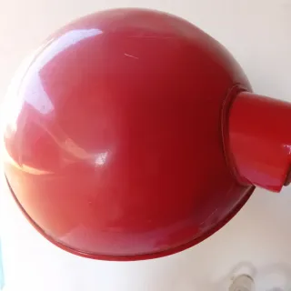 Lampada da tavolo rossa in metallo
