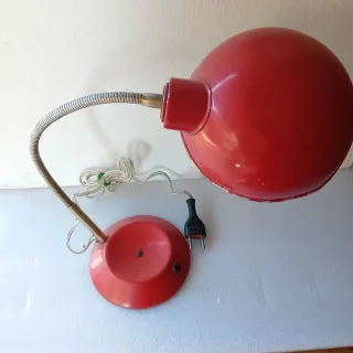 Lampada da tavolo rossa in metallo