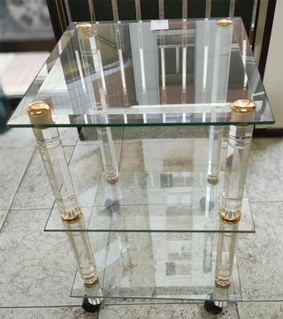 Mesa auxiliar cristal 3 alturas con ruedas