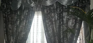 Cortinas grises y plateadas