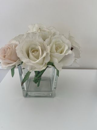 Jarrón de cristal con rosas blancas Tienda Becara