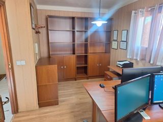 Mobili da ufficio in legno e metallo