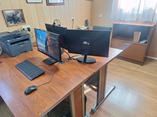 Mobili da ufficio in legno e metallo