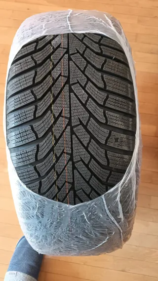 2 Neumáticos Kumho Wintercraft WP52 235/45/17