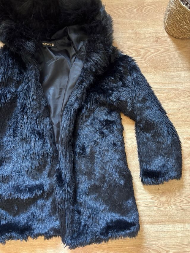 Abrigo pelo sintético negro capucha