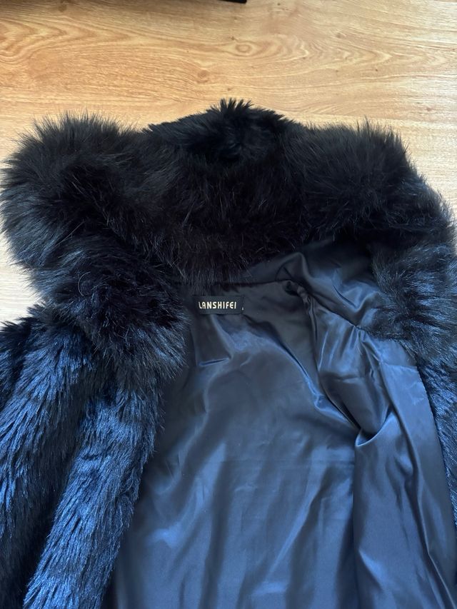 Abrigo pelo sintético negro capucha