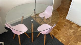 Mesa redonda cristal y 3 sillas niña