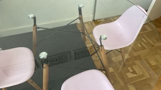 Mesa redonda cristal y 3 sillas niña