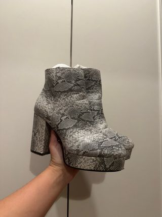 Botines con estampado de serpiente