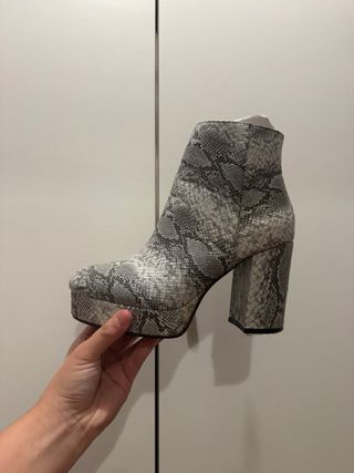 Botines con estampado de serpiente