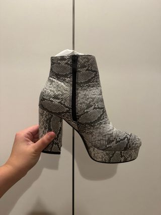 Botines con estampado de serpiente