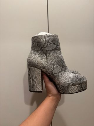 Botines con estampado de serpiente