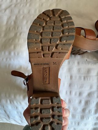 Sandalias de tacón de cuero marrón