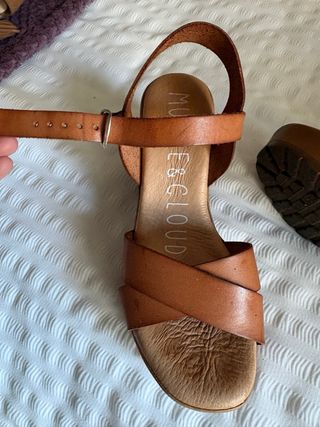 Sandalias de tacón de cuero marrón