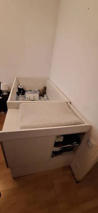 Cuna convertible blanca con cambiador y colchón