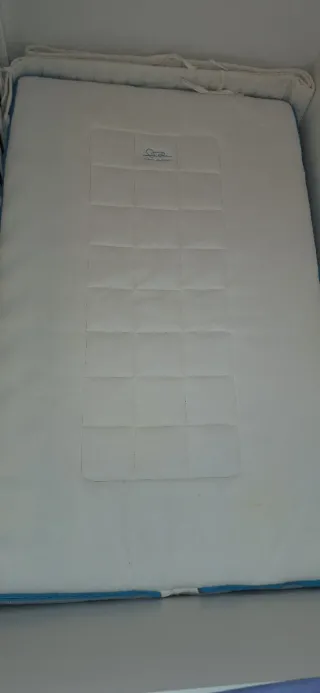 Cuna convertible blanca con cambiador y colchón