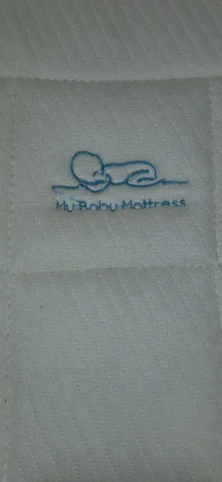 Cuna convertible blanca con cambiador y colchón