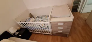 Cuna convertible blanca con cambiador y colchón