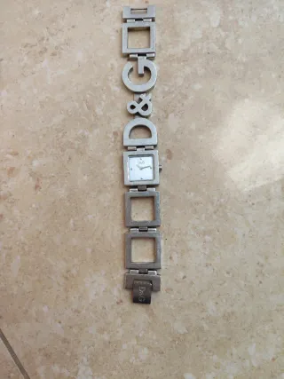 Reloj D&G con eslabones cuadrados.