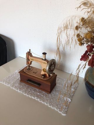 Máquina de coser vintage decorativa