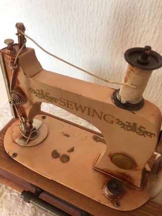 Máquina de coser vintage decorativa