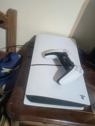 Consola Sony PS5 Blanca y Negra con fc 26