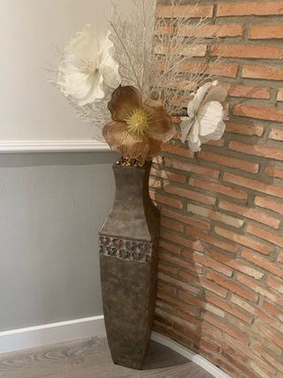 Jarrón alto decorativo con flores secas
