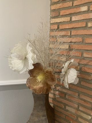 Jarrón alto decorativo con flores secas