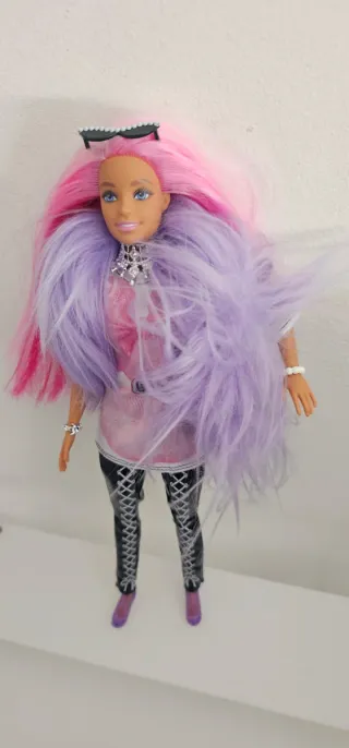 Barbie sirena con ropa extra
