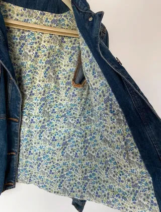 Cazadora vaquera Breshka forro flores