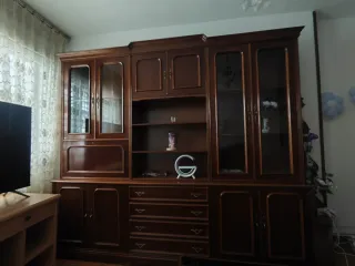 Mueble de salón de madera y cristal