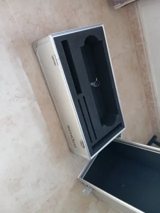 Maletín de aluminio plateado