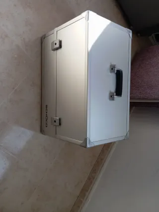 Maletín de aluminio plateado