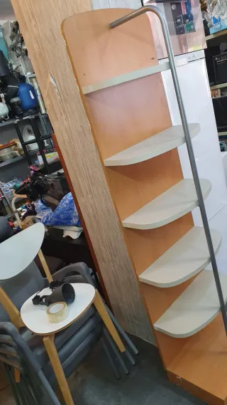 Estantería de madera y metal