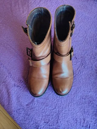 Botas marrones con hebillas