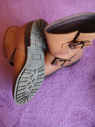 Botas marrones con hebillas