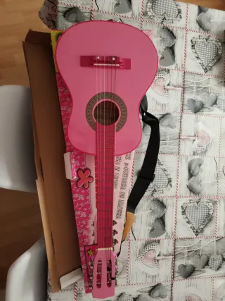 Guitarra infantil rosa. De madera.
