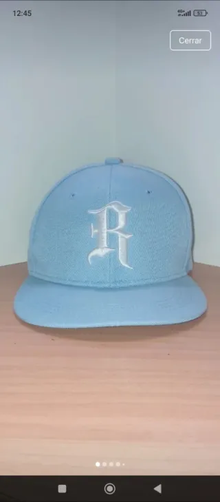 Gorra color celeste.