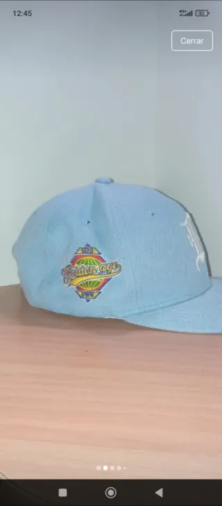 Gorra color celeste.